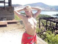 Amateur - Devki Uno 23639 Poziruet Na Stroyploschadke - Na Devki 23639 Stroyploschadke Uno Poziruet Erotic