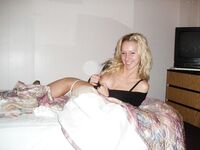 Amateur - Devki Uno 35002 Blondinka Poziruet V Posteli - V Devki Posteli 35002 Uno Blondinka Poziruet Erotic