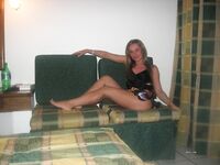 Amateur - Devki Uno 35307 Poziruet Golyshom Na Otdyhe - Na Otdyhe Devki Golyshom 35307 Uno Poziruet Erotic
