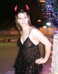 Amateur - Devki Uno 36162 Zhenschina Poziruet U Gorodskoj Elki - U Elki Devki 36162 Uno Zhenschina Poziruet Gorodskoj Erotic