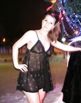 Amateur - Devki Uno 36162 Zhenschina Poziruet U Gorodskoj Elki - U Elki Devki 36162 Uno Zhenschina Poziruet Gorodskoj Erotic