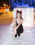 Amateur - Devki Uno 36162 Zhenschina Poziruet U Gorodskoj Elki - U Elki Devki 36162 Uno Zhenschina Poziruet Gorodskoj Erotic