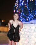 Amateur - Devki Uno 36162 Zhenschina Poziruet U Gorodskoj Elki - U Elki Devki 36162 Uno Zhenschina Poziruet Gorodskoj Erotic