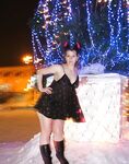 Amateur - Devki Uno 36162 Zhenschina Poziruet U Gorodskoj Elki - U Elki Devki 36162 Uno Zhenschina Poziruet Gorodskoj Erotic