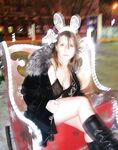 Amateur - Devki Uno 36162 Zhenschina Poziruet U Gorodskoj Elki - U Elki Devki 36162 Uno Zhenschina Poziruet Gorodskoj Erotic