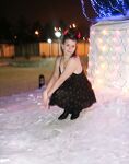 Amateur - Devki Uno 36162 Zhenschina Poziruet U Gorodskoj Elki - U Elki Devki 36162 Uno Zhenschina Poziruet Gorodskoj Erotic