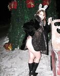 Amateur - Devki Uno 36162 Zhenschina Poziruet U Gorodskoj Elki - U Elki Devki 36162 Uno Zhenschina Poziruet Gorodskoj Erotic