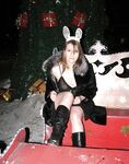 Amateur - Devki Uno 36162 Zhenschina Poziruet U Gorodskoj Elki - U Elki Devki 36162 Uno Zhenschina Poziruet Gorodskoj Erotic