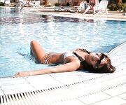 Amateur - Devki Uno 36881 Devka Zagoraet Topless U Bassejna - U Zagoraet Devki Devka Bassejna 36881 Uno Topless Erotic