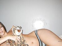 Amateur - Devki Uno 38509 Devushka Poziruet S Pljushevym Tigrenkom - Devushka Tigrenkom Devki Pljushevym 38509 S Uno Poziruet Erotic