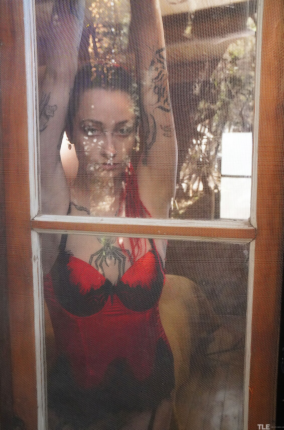 Tattoos Tonic Photos Thelifeerotic 1 2024-10-25 Alena