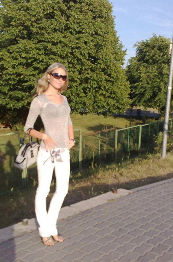 V Golaya Devki 8416 Posteli Photos Uno Poziruet Krasotka
