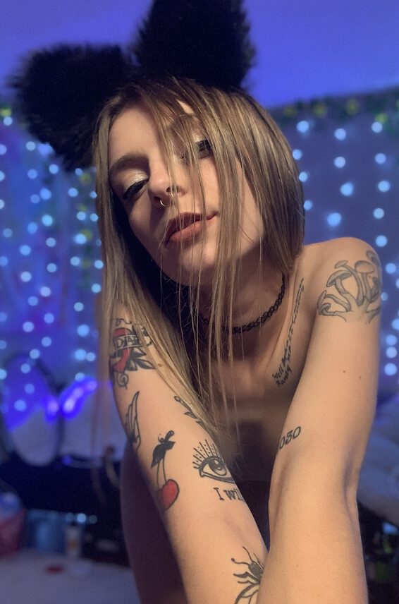 Sadgirlastrid Photos