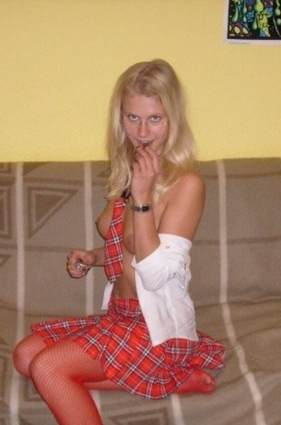 Photos Devki 34868 Studentka Pod Uno Doma Jubkoj Trusov Poziruet Bez