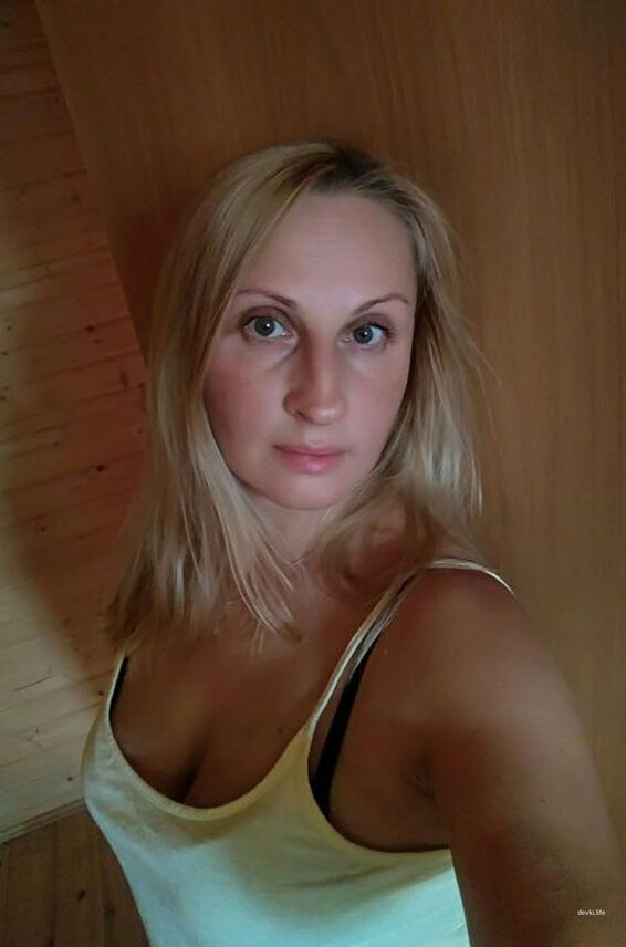 Selfi V Photos Devki Zrelaja Dama Odezhde I Uno Delaet Bez 35076