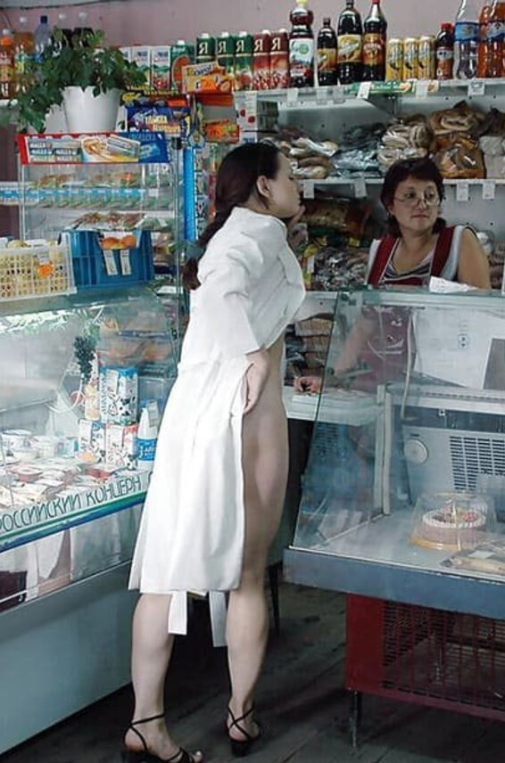 V Goloj Devki Photos Zashla Devka Produktovyj Popozirovat Uno 35906 Magazin