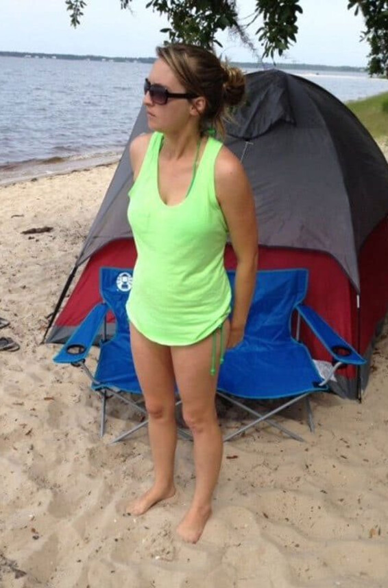 Na Photos Devki Nudistka Palatkoj Beregu S Otdyhaet Uno 36177