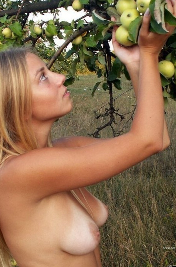 V Photos Devki Devchonka Otdyhaet Uno Derevne 38166